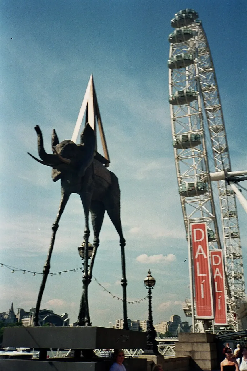 Sürrealizm — Salvador Dalí'nin Londra'daki "Uzay Fili" heykeli, London Eye önünde.
