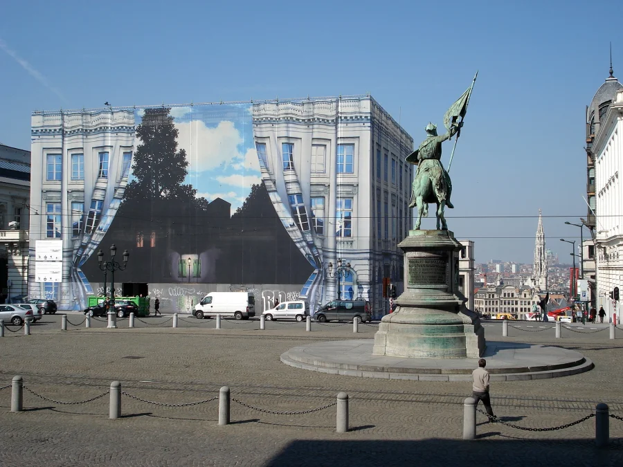 Sürrealizm — Brüksel'deki Magritte Müzesi'nin bulunduğu Place Royale -bina cephesindeki dev René Magritte esintili perde/gökyüzü illüzyonuyla.