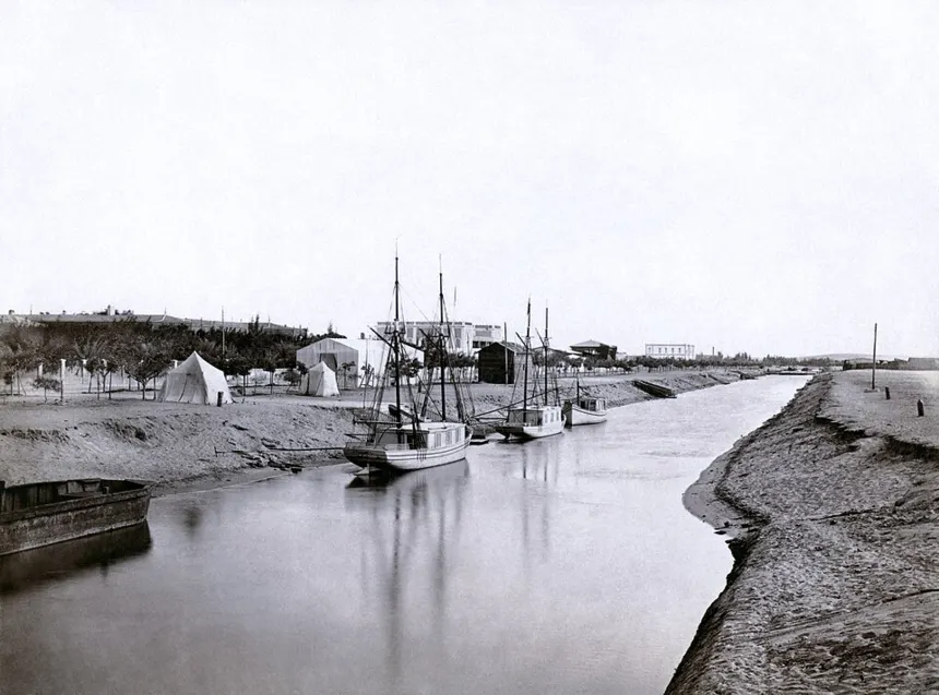 Süveyş Kanalı — "The freshwater canal at Ismailia" albumen print. Designed by French engineers, it was constructed between 1861 and 1863.