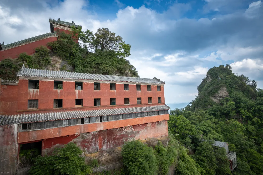Taoculuk — Wudang Dağları, Hubei — Çin'in en kutsal sayılan Taocu dağı ve tai chi'nin efsanevi doğum yeri. Ming Hanedanlığı döneminde İmparator Yongle'nin emriyle inşa edilen manas