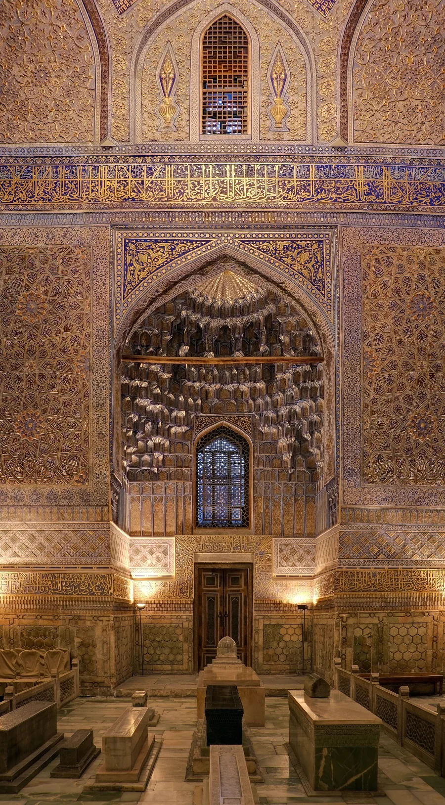 Timur İmparatorluğu — Gūr-i Emir Türbesi'nin içi, Semerkant -Timur'un kalıntılarını barındıran kara lahit.