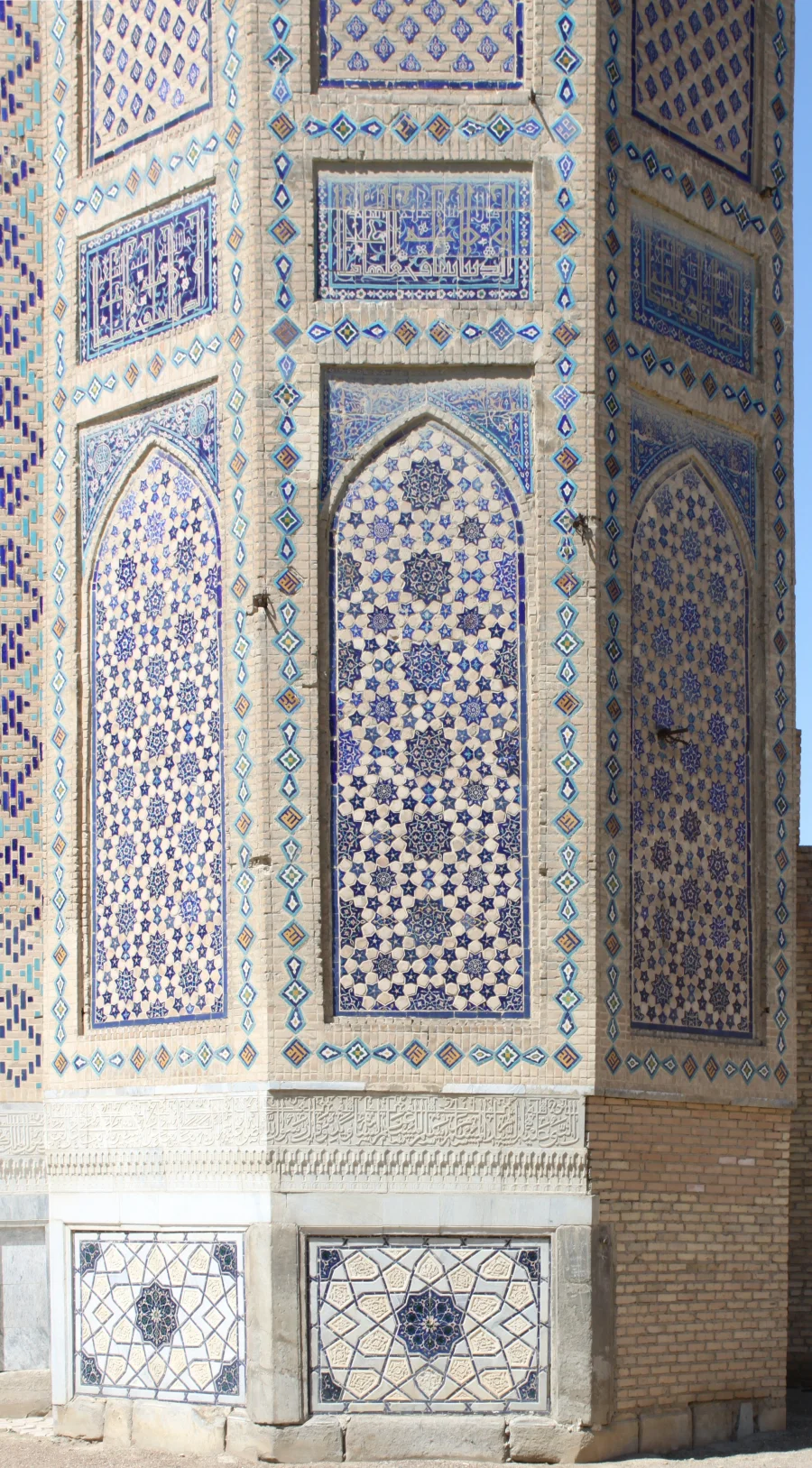 Timur İmparatorluğu — Timur'un yaptırdığı Bibi Hanım Camii'nin minaresindeki geometrik çini süslemeler.