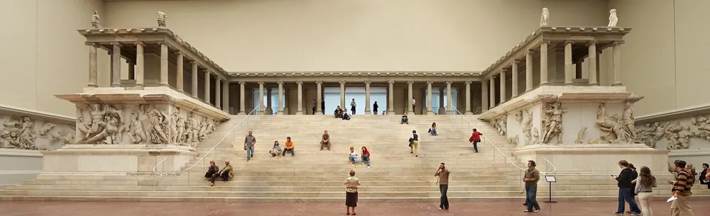 Pergamon Sunağı, Pergamon Müzesi, Berlin.