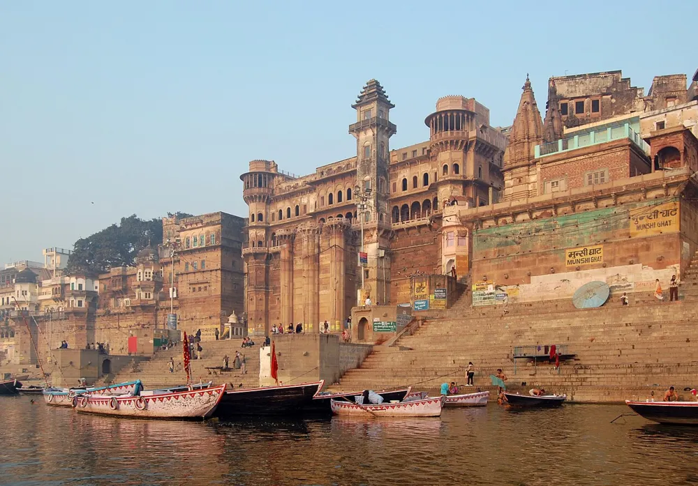 Varanasi'de Ganj Nehri kıyısındaki Munshi Ghat.