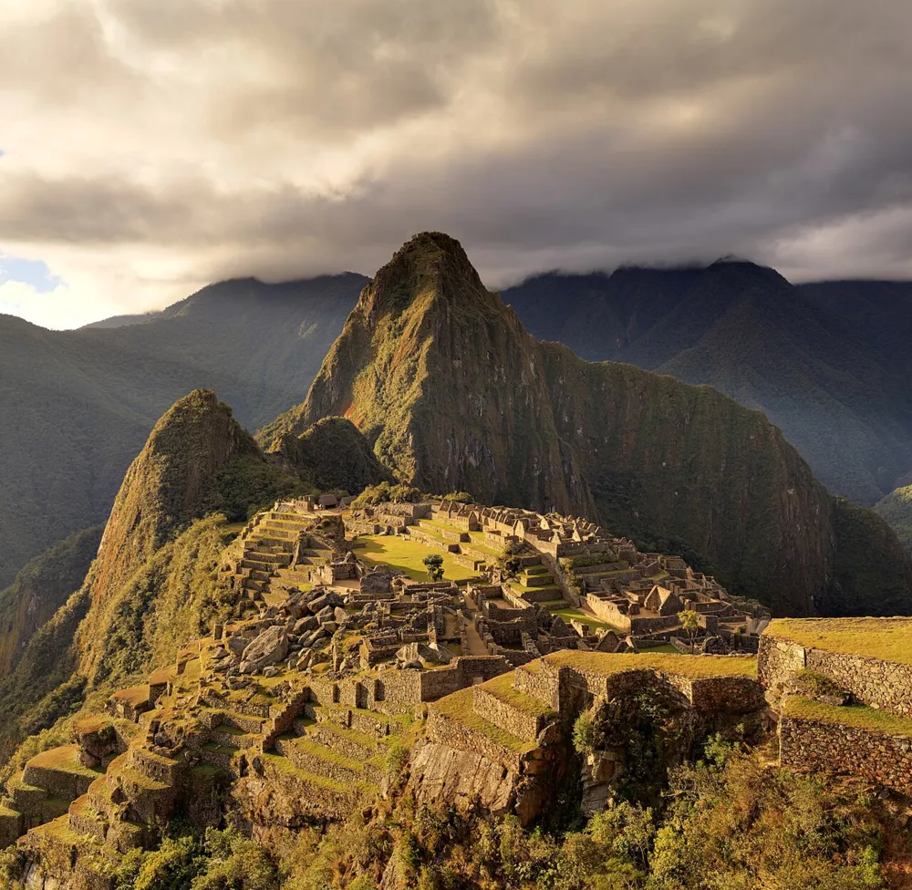 Machu Picchu, Peru. İnka yerleşiminin mimarisini ve dağlık coğrafyasını gösteren günümüz fotoğrafı.