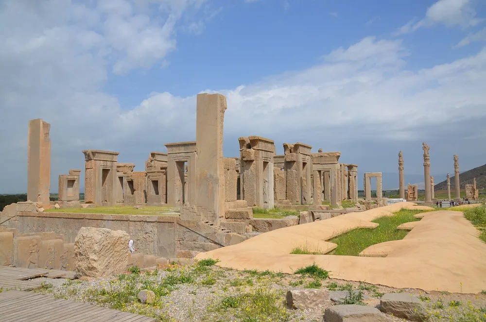 Persepolis'teki Apadana ve Taçara saraylarının kalıntıları -Ahameniş İmparatorluğu'nun törensel başkenti.