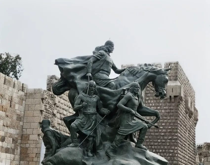Şam Kalesi önündeki Selahaddin atlı heykeli (2008 fotoğrafı). Selahaddin'in yaşadığı dönemden kalma bir tasviri değildir; modern bir anıttır.