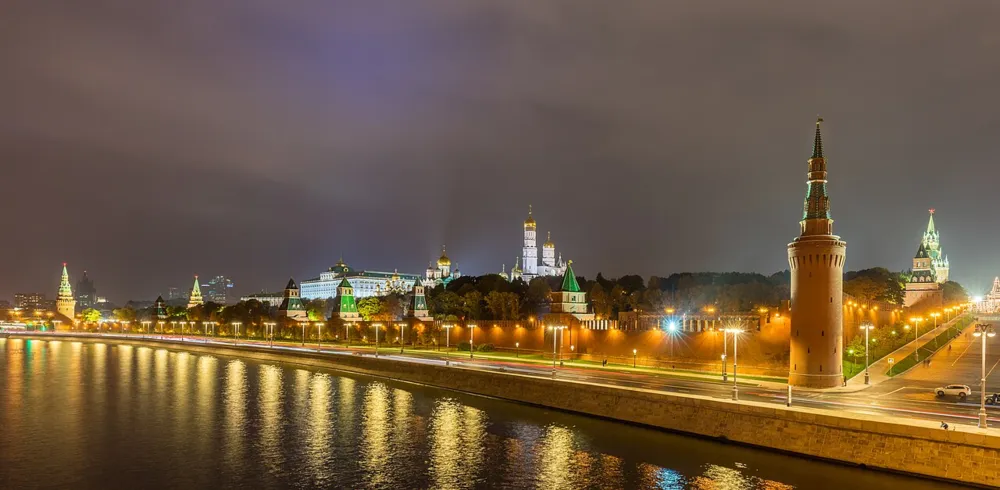 Kremlin, Moskova. Sovyet yönetiminin merkeziyle ilişkili mimari kompleksin 2016 tarihli fotoğrafı; Sovyet dönemine ait bir çekim değildir.