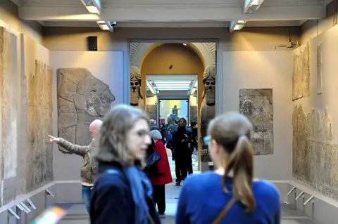 British Museum'daki Nimrud lamassuları ve Ninova duvar kabartmaları.