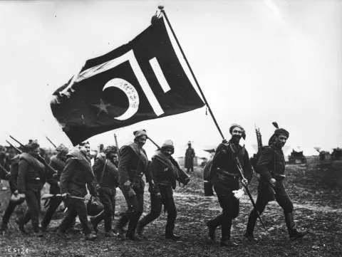 Osmanlı piyade birliği, dini bir sancakla (gönüllü/fedai birliği) yürüyor. Kasım 1912, Agence Rol; Fransa Ulusal Kütüphanesi (BnF).