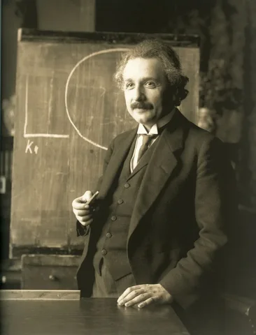 Albert Einstein, 1921'de Viyana'da bir konferans sırasında (Commons kaydındaki açıklamaya göre); Ferdinand Schmutzer'in fotoğrafının restore edilmiş hâli.