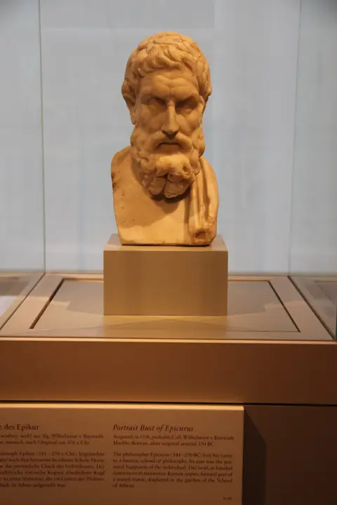 Epikuros'un mermer büstü, Roma dönemi kopyası. Altes Museum, Berlin. Kopyanın yapıldığı yüzyıl kaynak kaydında belirtilmiyor; Epikuros'un yaşadığı dönemin (MÖ 341–270) çağdaş bir portresi değildir.