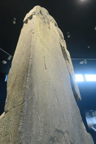 Kültigin anıtının yazıt taşı; üzerinde Eski Türk (Orhun) alfabesiyle kazınmış metin görülüyor. Göktürk Müzesi, Orhun Vadisi, Moğolistan.