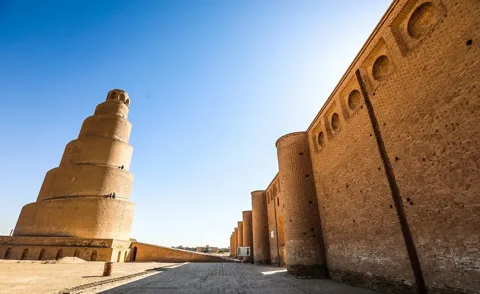 Samarra Ulu Camii'nin Malviye minaresi, Irak; fotoğraf 27 Aralık 2017. Cami, Mütevekkil tarafından 848'de sipariş edilip 851'de tamamlanmıştır (Wikipedia); yapıldığında dünyanın en büyük camisiydi.