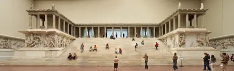Pergamon Sunağı, Pergamon Müzesi, Berlin.