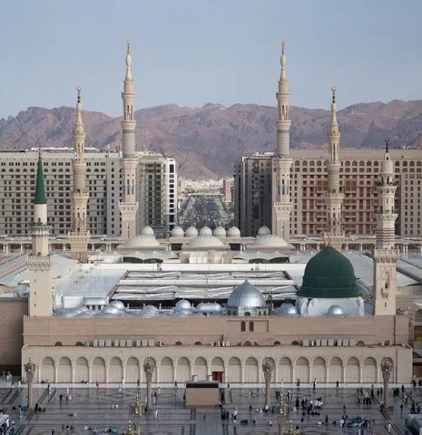 Medine'deki Mescid-i Nebevî'nin güneyden görünümü; solda Bâbüsselâm minaresi, sağ önde Bâbülbakî minaresi ve Yeşil Kubbe (Aralık 2018 fotoğrafı). Bu sayfada, saygı gereği Hz. Muhammed'i betimleyen resimler kullanılmamıştır.