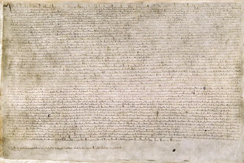 1215 tarihli Magna Carta'nın günümüze ulaşan dört nüshasından biri (British Library, Cotton MS Augustus II.106). Demir-mazı mürekkebiyle parşömene yazılmıştır; kralın Büyük Mührü'nün özgün balmumu mührü zamanla kaybolmuştur.