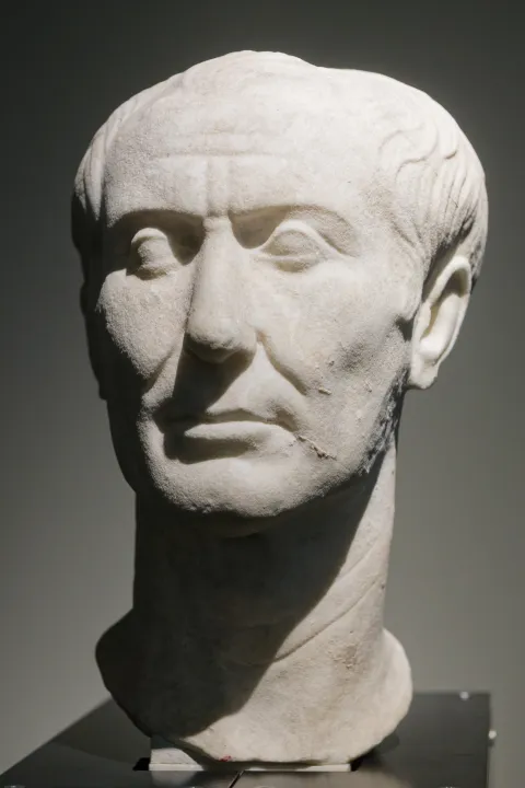 Tusculum Büstü, Museo di Antichità, Torino (env. MÖ 45–44). Sezar'ın yaşarken yapıldığı düşünülen tek portre heykeli.