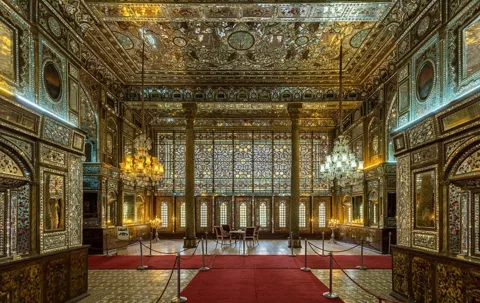 Tahran'daki Gülistan Sarayı'nın aynalı salonu -Kaçar hanedanının başkenti Tahran'daki en önemli saray kompleksi ve UNESCO Dünya Mirası alanı.