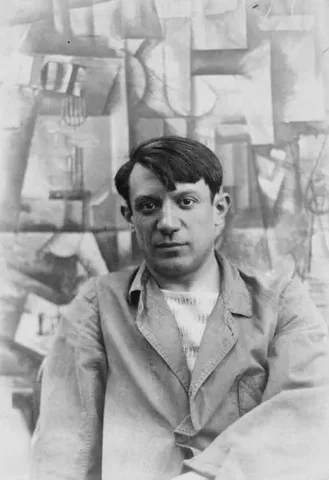 Pablo Picasso, arkasında bir kübist tablosuyla.