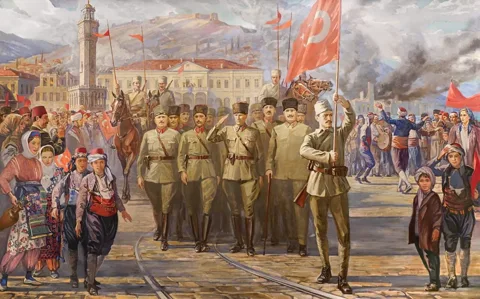 Mustafa Kemal Paşa önderliğindeki Türk ordusunun İzmir'e girişi (Commons kaydındaki açıklamaya göre).