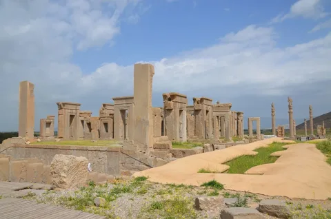 Persepolis'teki Apadana ve Taçara saraylarının kalıntıları -Ahameniş İmparatorluğu'nun törensel başkenti.