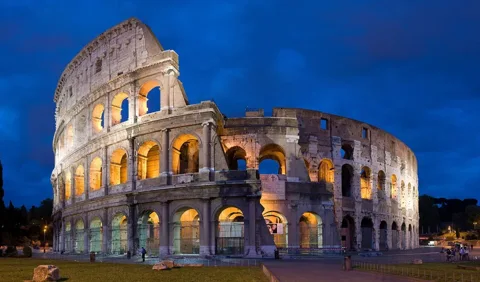Kolezyum, Roma. Roma İmparatorluğu’nun kamusal mimarisine ait amfitiyatronun günümüzdeki görünümü.
