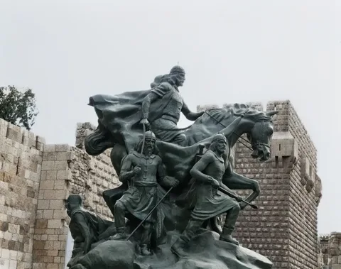 Şam Kalesi önündeki Selahaddin atlı heykeli (2008 fotoğrafı). Selahaddin'in yaşadığı dönemden kalma bir tasviri değildir; modern bir anıttır.
