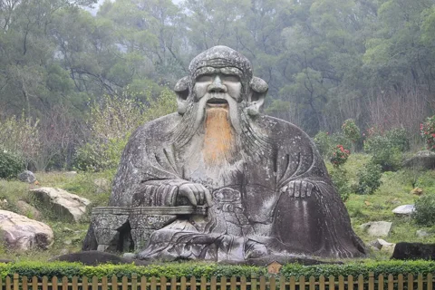 Laozi'nin Song Hanedanlığı döneminde (960-1279) tek bir granit kayadan oyulan dev heykeli, Qingyuan Dağı, Quanzhou. Çin'de günümüze ulaşan en büyük Taocu taş heykeli olarak kabul edilir.