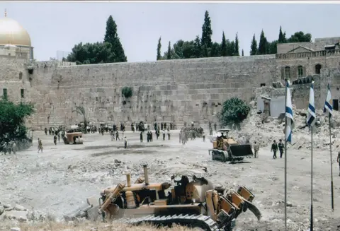 Kudüs'teki Batı Duvarı (Ağlama Duvarı), Yahudiliğin en kutsal ibadet mekânı.