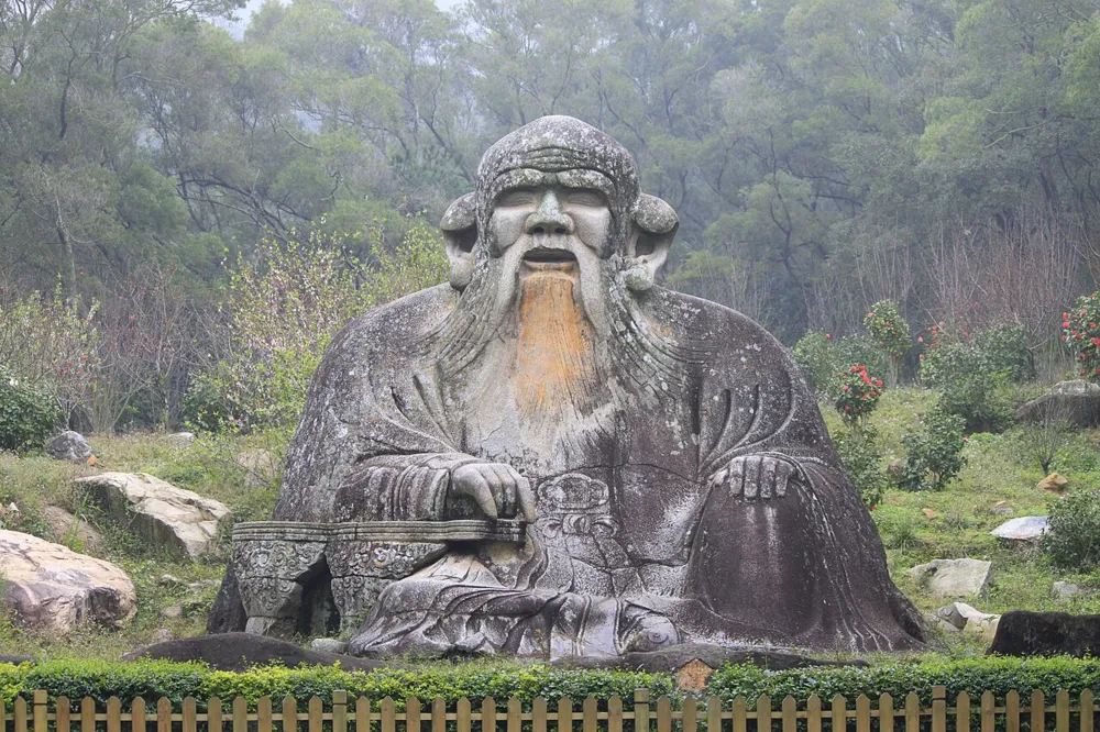 Laozi'nin Song Hanedanlığı döneminde (960-1279) tek bir granit kayadan oyulan dev heykeli, Qingyuan Dağı, Quanzhou. Çin'de günümüze ulaşan en büyük Taocu taş heykeli olarak kabul edilir.