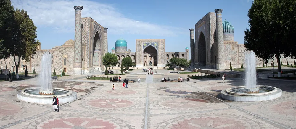 Semerkant'taki Registan Meydanı -Timurlu mimarisinin başyapıtı.
