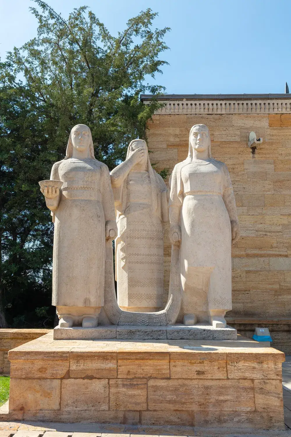 Türkiye Cumhuriyeti — Anıtkabir’deki kadın heykel grubu, Ankara. 2024 tarihli fotoğraf; Cumhuriyet’in kuruluş anını gösteren bir arşiv fotoğrafı değildir.