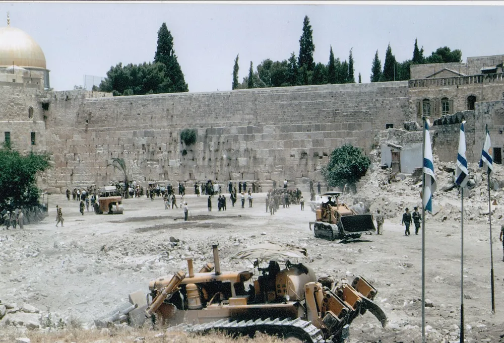 Kudüs'teki Batı Duvarı (Ağlama Duvarı), Yahudiliğin en kutsal ibadet mekânı.
